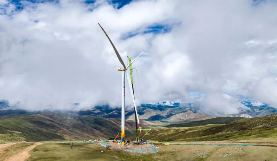 重要节点！世界最高海拔风电场首台风机吊装完成